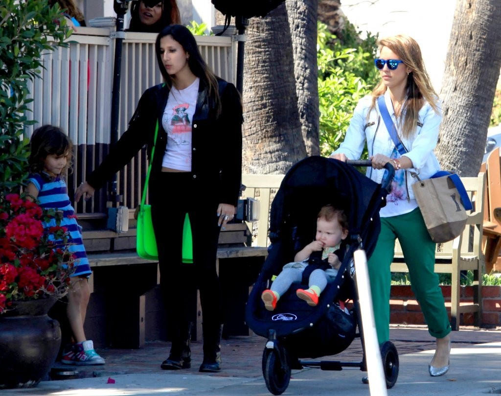 Джессика Альба. Джессика Альба с дочками покидает ресторан Le Pain Quotidien - ЛА, 30 марта, 2013