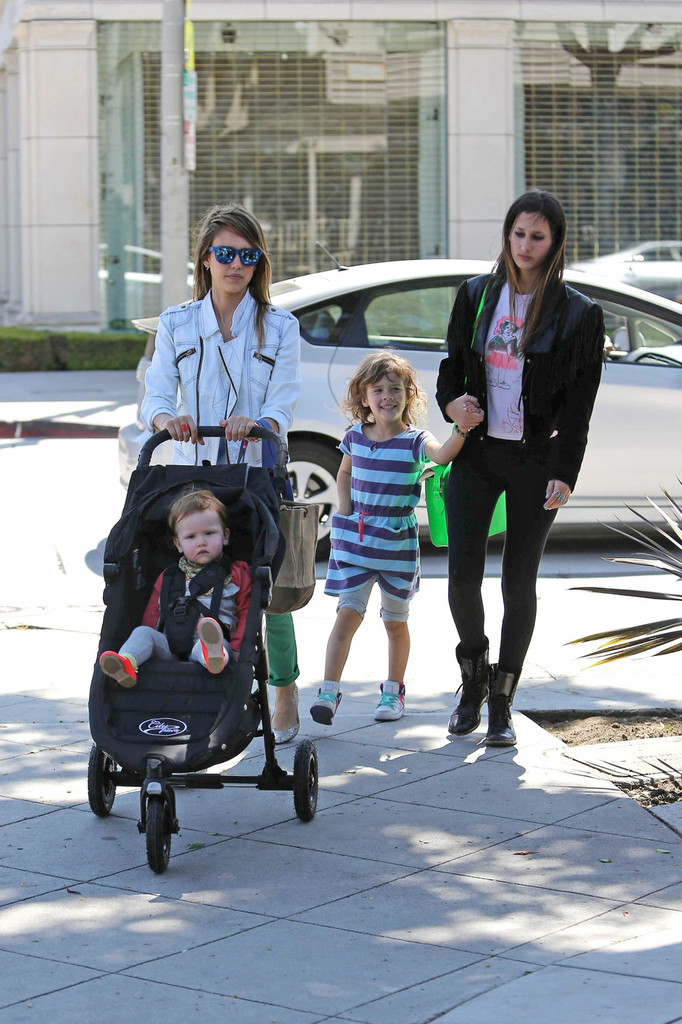 Джессика Альба. Джессика Альба с дочками покидает ресторан Le Pain Quotidien - ЛА, 30 марта, 2013