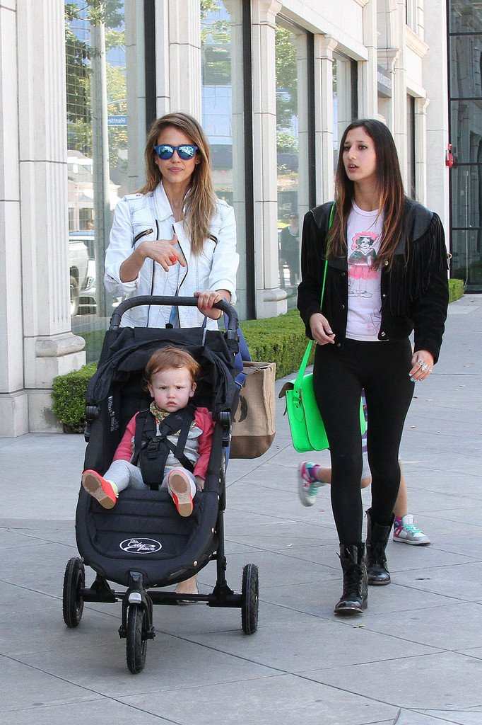Джессика Альба. Джессика Альба с дочками покидает ресторан Le Pain Quotidien - ЛА, 30 марта, 2013