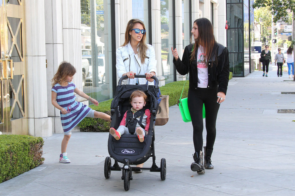 Джессика Альба. Джессика Альба с дочками покидает ресторан Le Pain Quotidien - ЛА, 30 марта, 2013