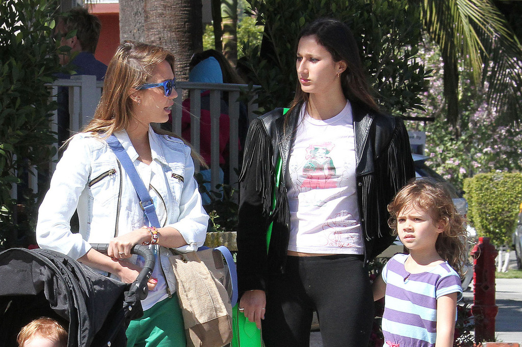 Джессика Альба. Джессика Альба с дочками покидает ресторан Le Pain Quotidien - ЛА, 30 марта, 2013