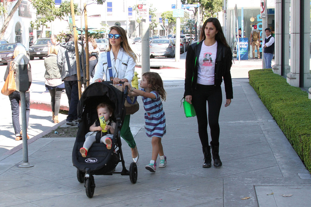 Джессика Альба. Джессика Альба с дочками покидает ресторан Le Pain Quotidien - ЛА, 30 марта, 2013