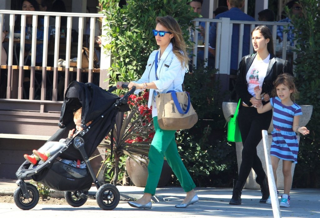 Джессика Альба. Джессика Альба с дочками покидает ресторан Le Pain Quotidien - ЛА, 30 марта, 2013