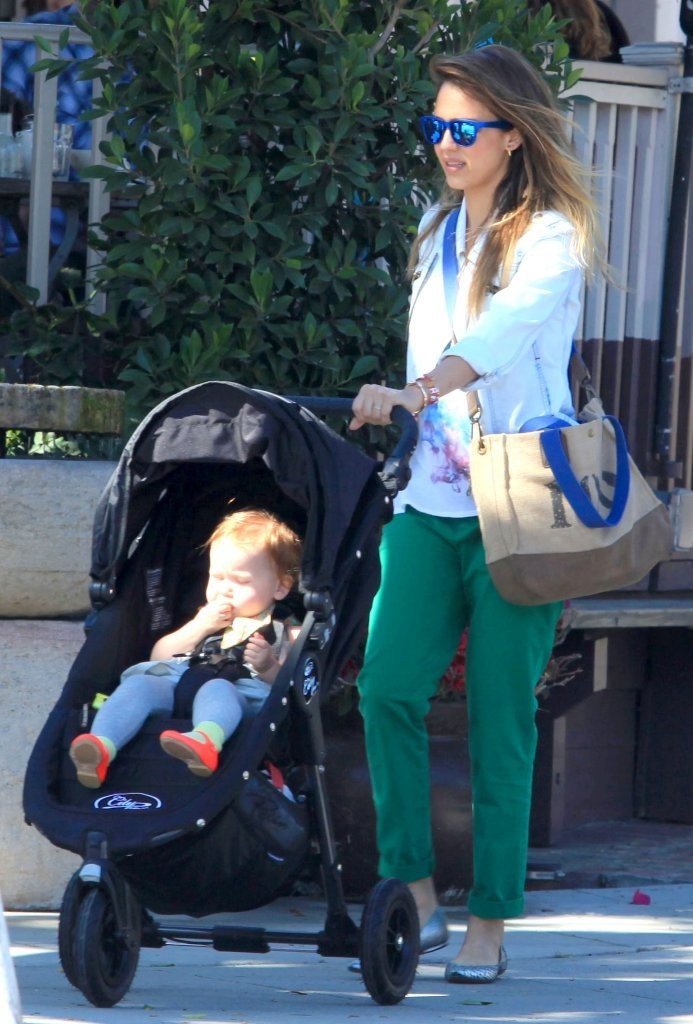 Джессика Альба. Джессика Альба с дочками покидает ресторан Le Pain Quotidien - ЛА, 30 марта, 2013