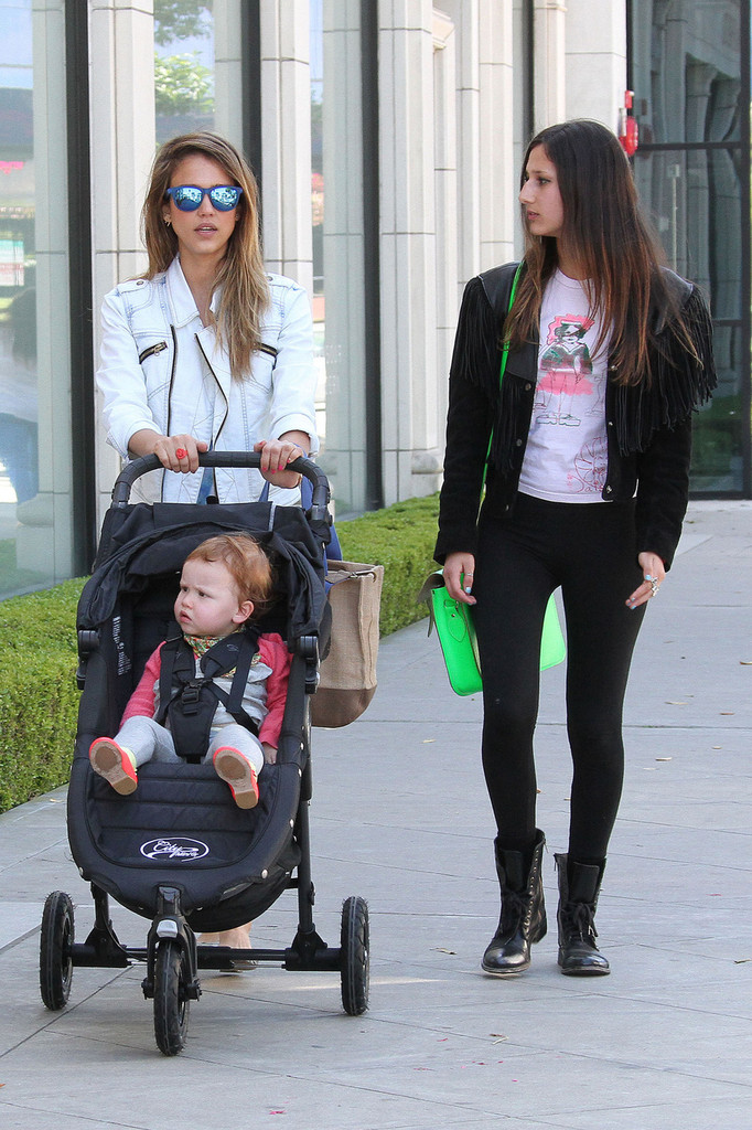 Джессика Альба. Джессика Альба с дочками покидает ресторан Le Pain Quotidien - ЛА, 30 марта, 2013