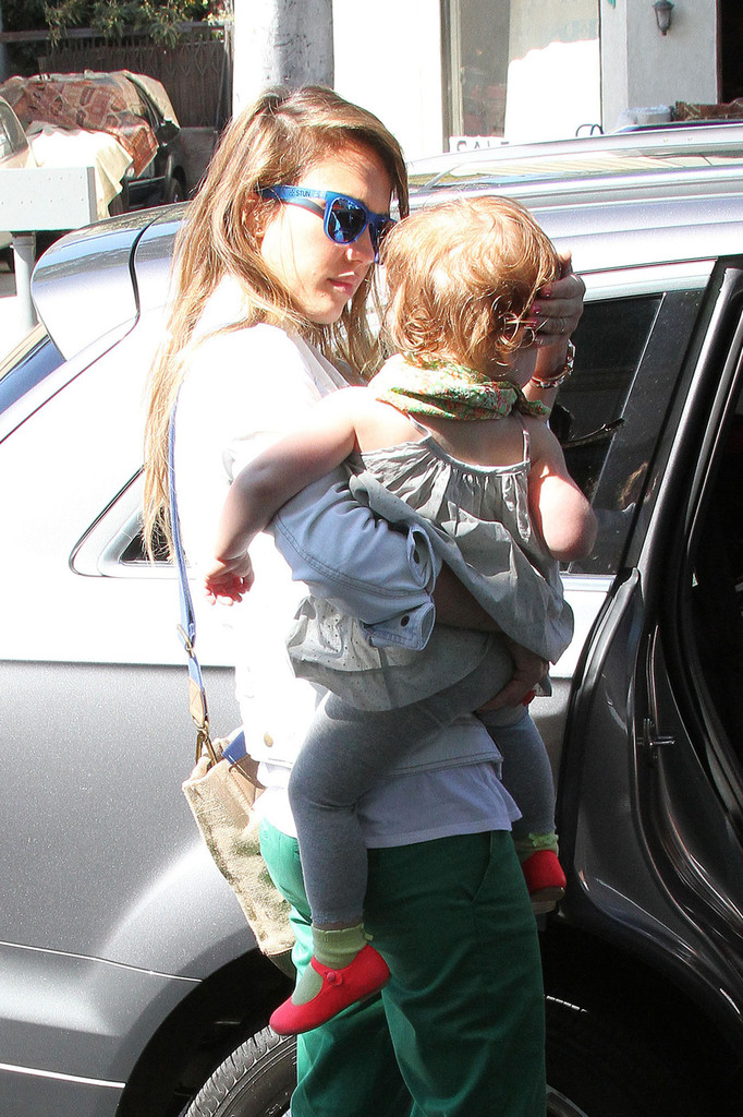 Джессика Альба. Джессика Альба с дочками покидает ресторан Le Pain Quotidien - ЛА, 30 марта, 2013