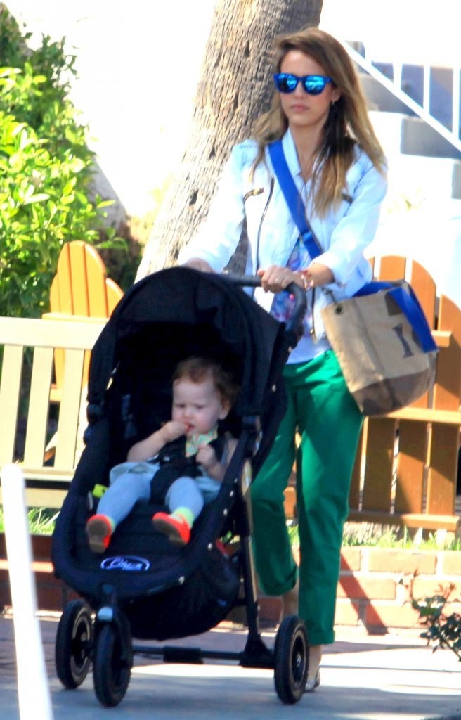 Джессика Альба. Джессика Альба с дочками покидает ресторан Le Pain Quotidien - ЛА, 30 марта, 2013