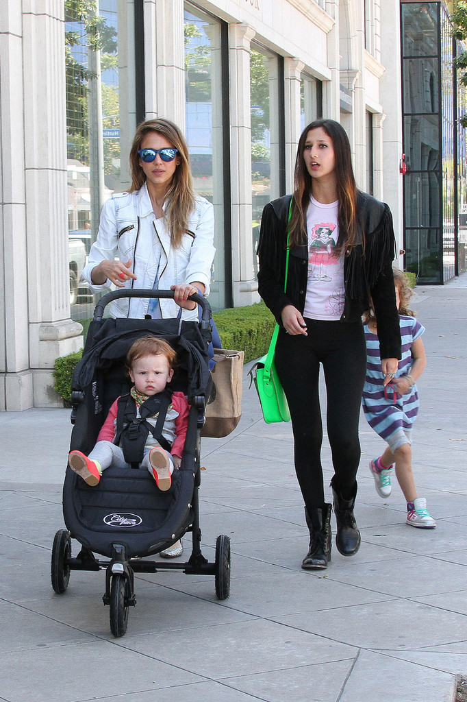 Джессика Альба. Джессика Альба с дочками покидает ресторан Le Pain Quotidien - ЛА, 30 марта, 2013