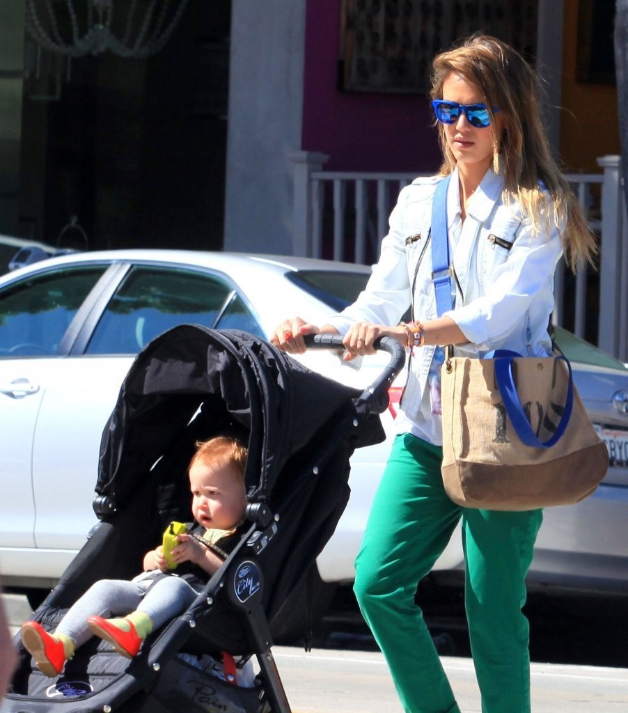 Джессика Альба. Джессика Альба с дочками покидает ресторан Le Pain Quotidien - ЛА, 30 марта, 2013