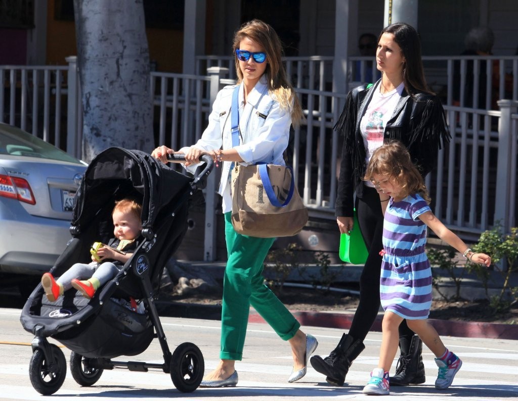 Джессика Альба. Джессика Альба с дочками покидает ресторан Le Pain Quotidien - ЛА, 30 марта, 2013