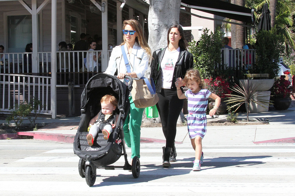 Джессика Альба. Джессика Альба с дочками покидает ресторан Le Pain Quotidien - ЛА, 30 марта, 2013
