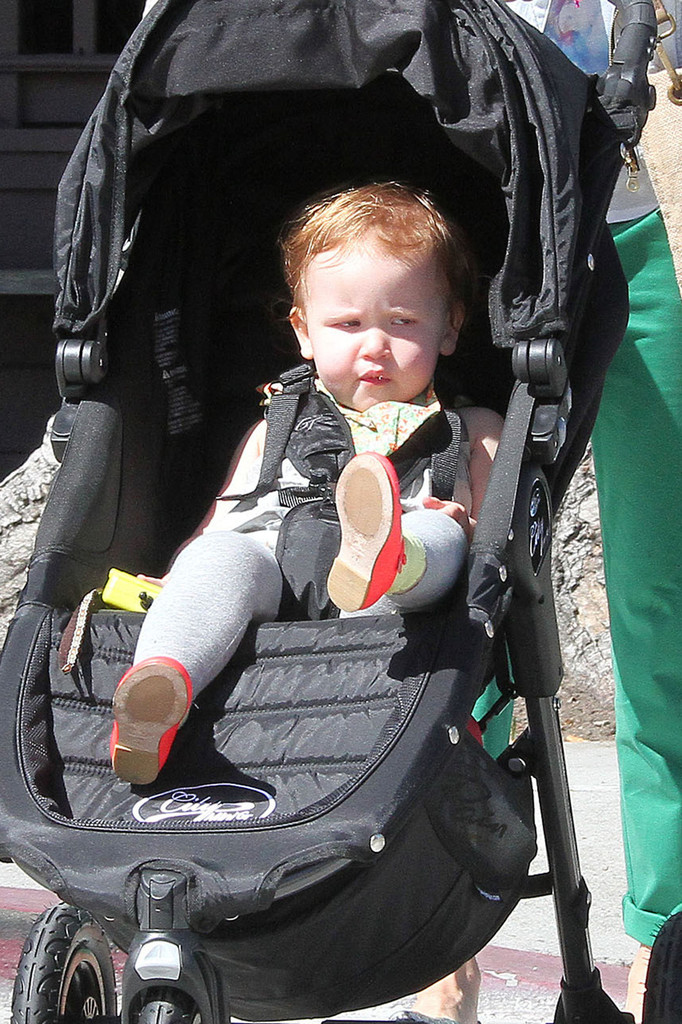 Джессика Альба. Джессика Альба с дочками покидает ресторан Le Pain Quotidien - ЛА, 30 марта, 2013