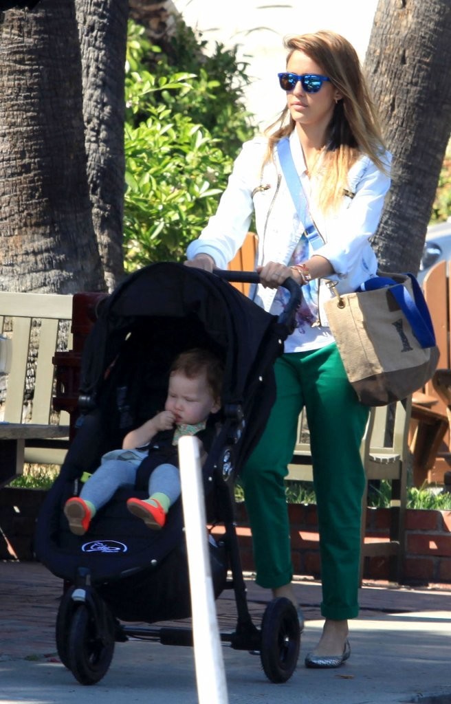 Джессика Альба. Джессика Альба с дочками покидает ресторан Le Pain Quotidien - ЛА, 30 марта, 2013