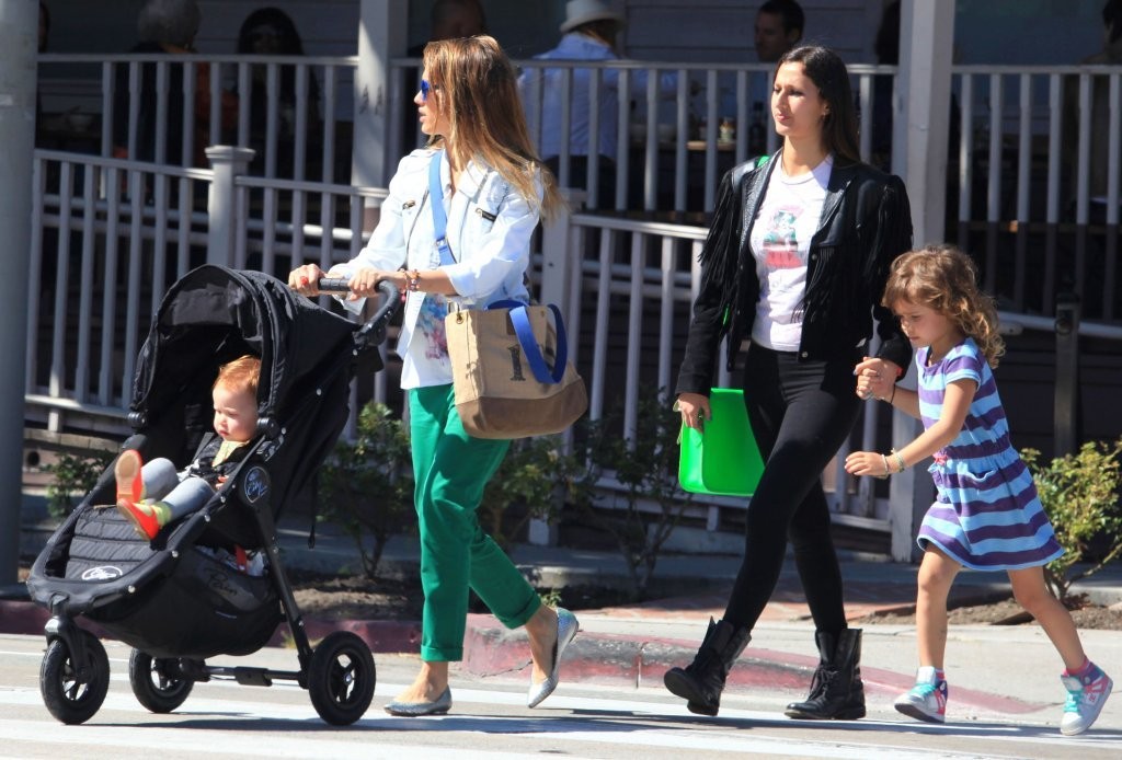 Джессика Альба. Джессика Альба с дочками покидает ресторан Le Pain Quotidien - ЛА, 30 марта, 2013