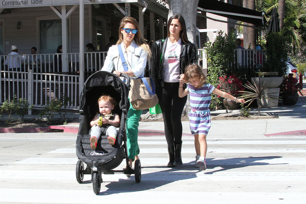 Джессика Альба. Джессика Альба с дочками покидает ресторан Le Pain Quotidien - ЛА, 30 марта, 2013