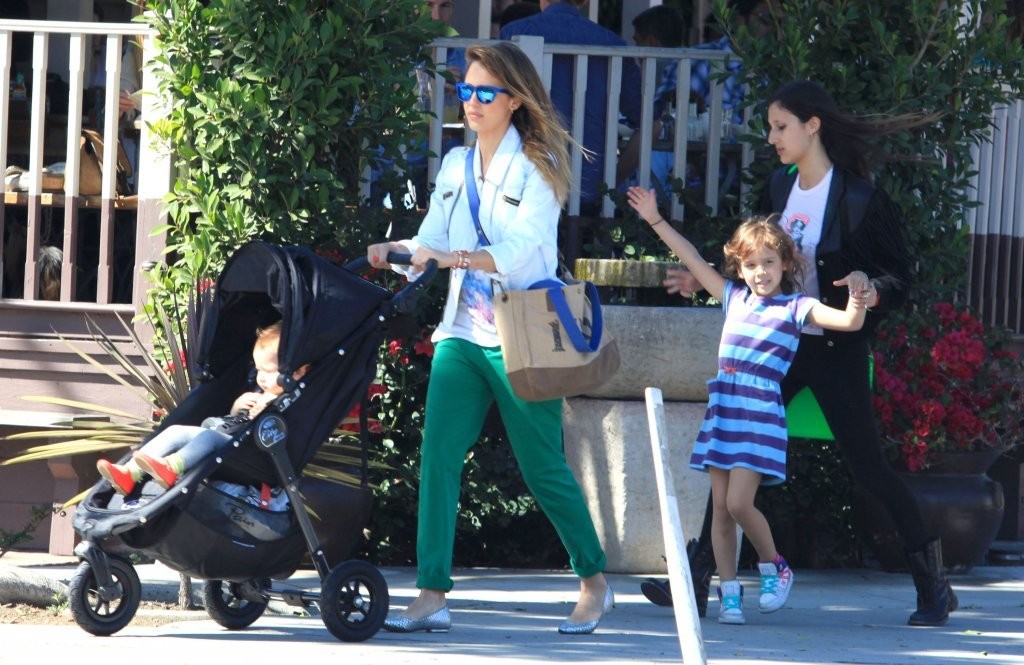 Джессика Альба. Джессика Альба с дочками покидает ресторан Le Pain Quotidien - ЛА, 30 марта, 2013