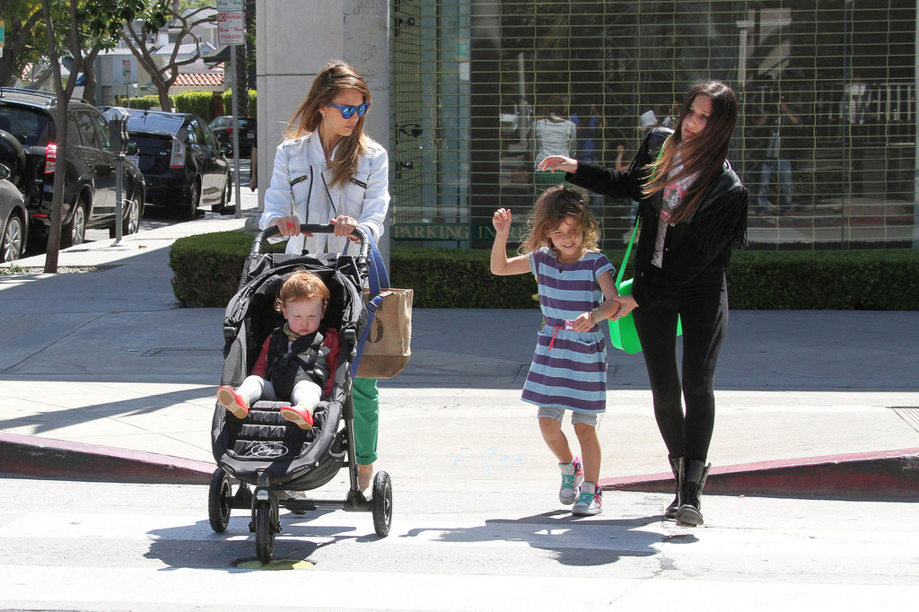 Джессика Альба. Джессика Альба с дочками покидает ресторан Le Pain Quotidien - ЛА, 30 марта, 2013