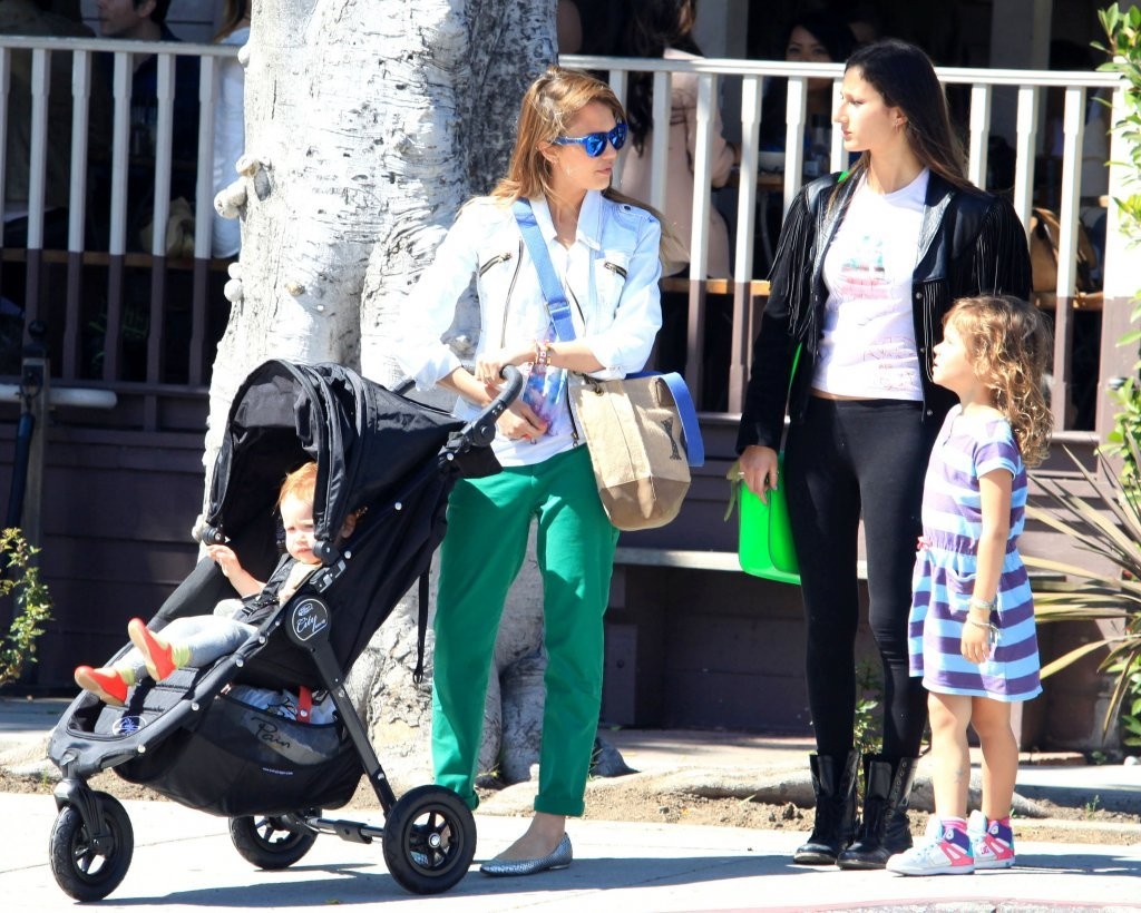 Джессика Альба. Джессика Альба с дочками покидает ресторан Le Pain Quotidien - ЛА, 30 марта, 2013