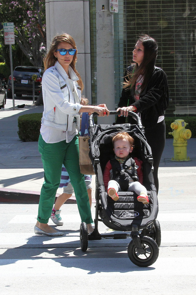 Джессика Альба. Джессика Альба с дочками покидает ресторан Le Pain Quotidien - ЛА, 30 марта, 2013