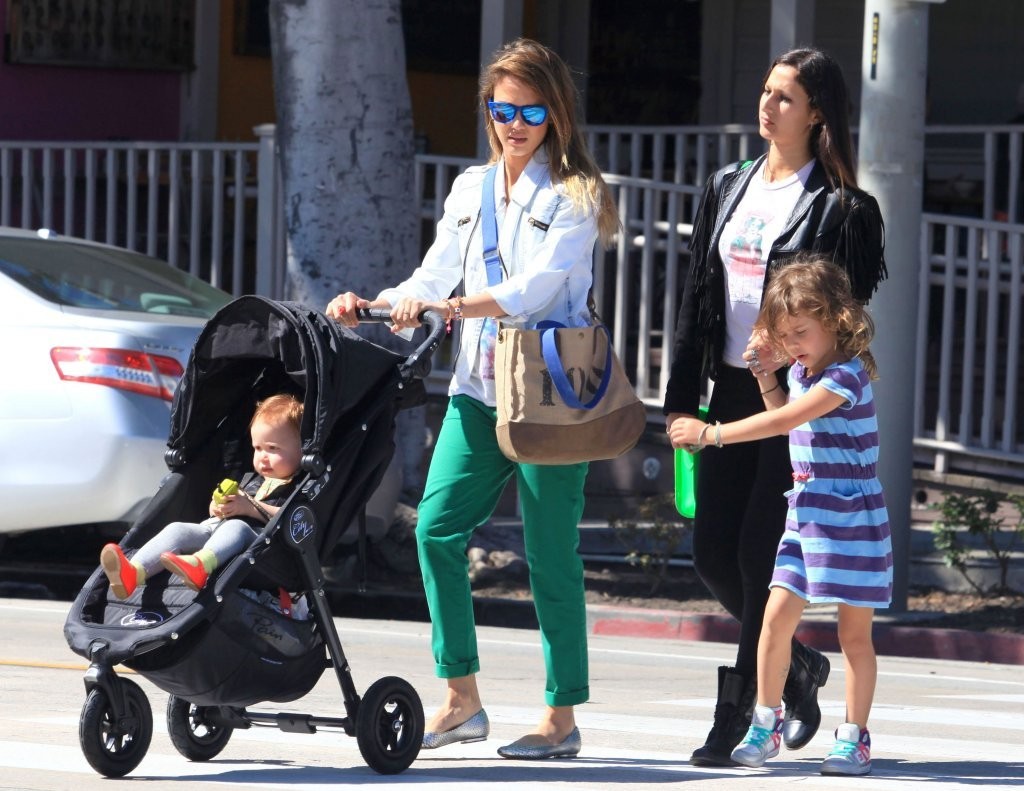 Джессика Альба. Джессика Альба с дочками покидает ресторан Le Pain Quotidien - ЛА, 30 марта, 2013