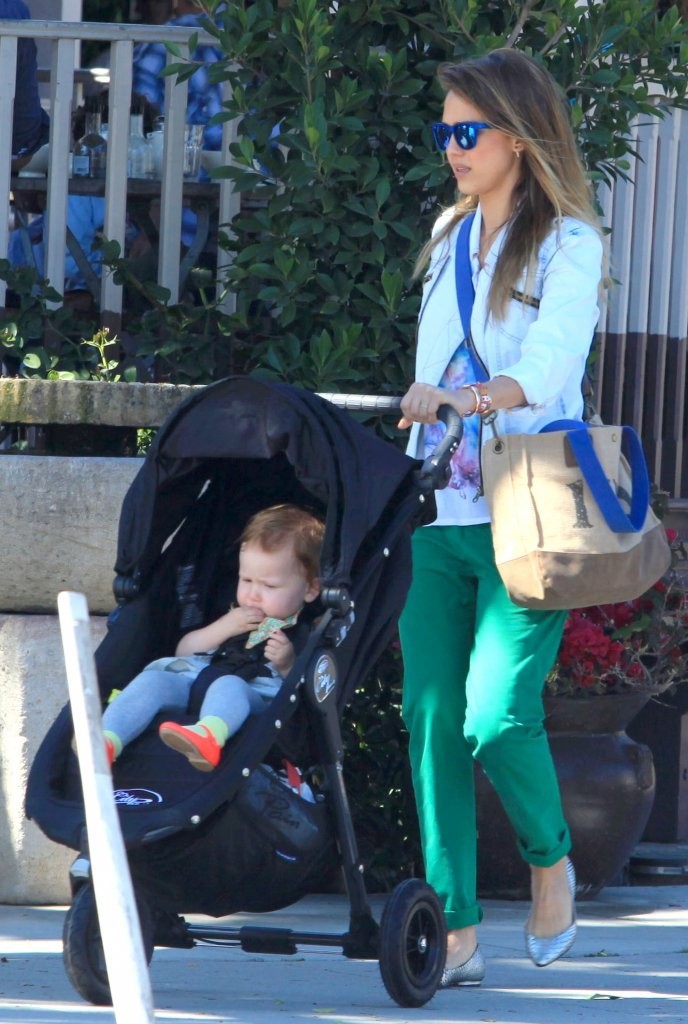 Джессика Альба. Джессика Альба с дочками покидает ресторан Le Pain Quotidien - ЛА, 30 марта, 2013