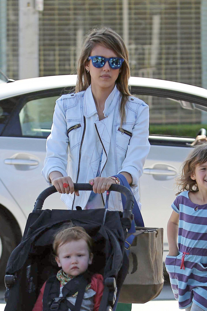Джессика Альба. Джессика Альба с дочками покидает ресторан Le Pain Quotidien - ЛА, 30 марта, 2013