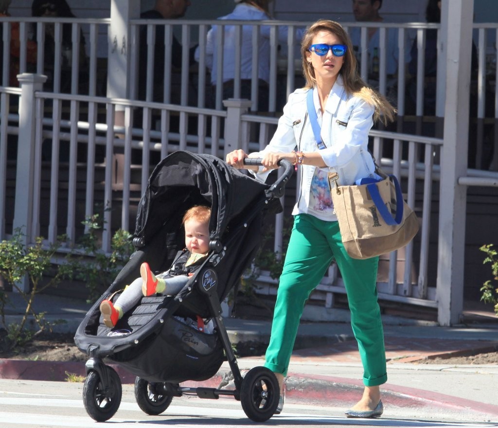 Джессика Альба. Джессика Альба с дочками покидает ресторан Le Pain Quotidien - ЛА, 30 марта, 2013