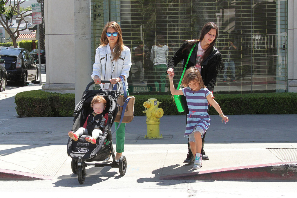 Джессика Альба. Джессика Альба с дочками покидает ресторан Le Pain Quotidien - ЛА, 30 марта, 2013