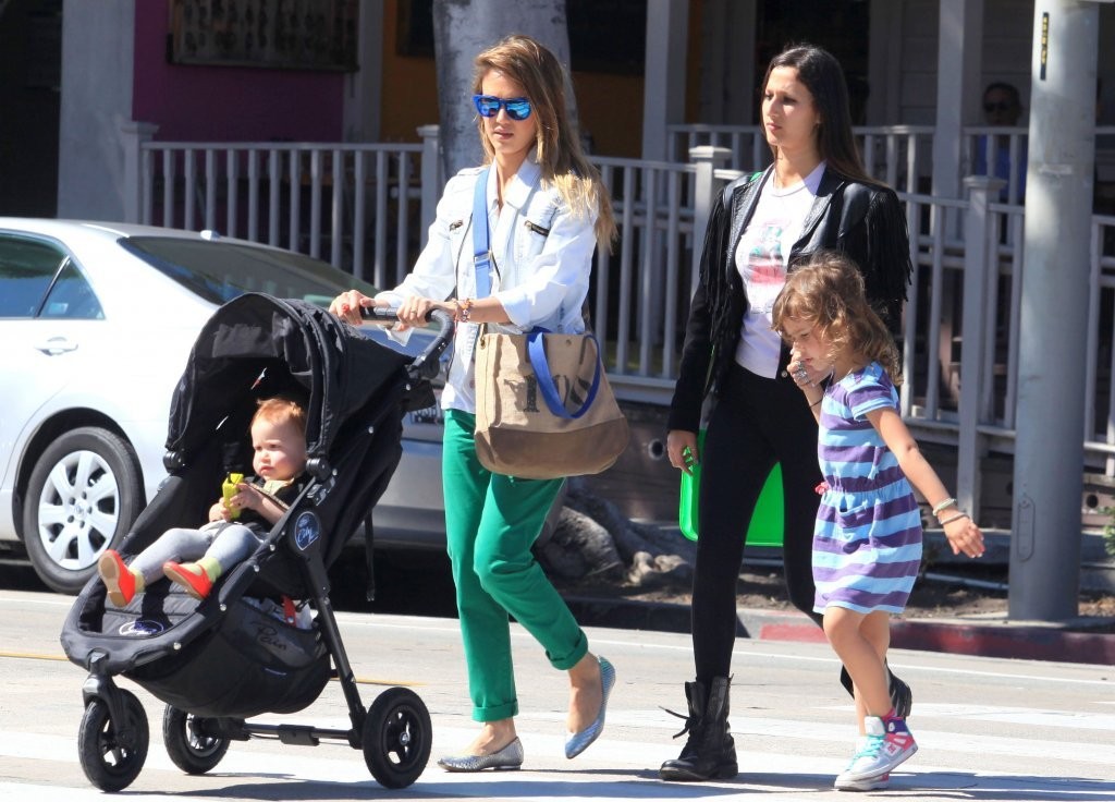 Джессика Альба. Джессика Альба с дочками покидает ресторан Le Pain Quotidien - ЛА, 30 марта, 2013