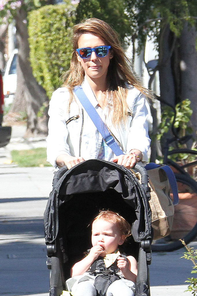 Джессика Альба. Джессика Альба с дочками покидает ресторан Le Pain Quotidien - ЛА, 30 марта, 2013