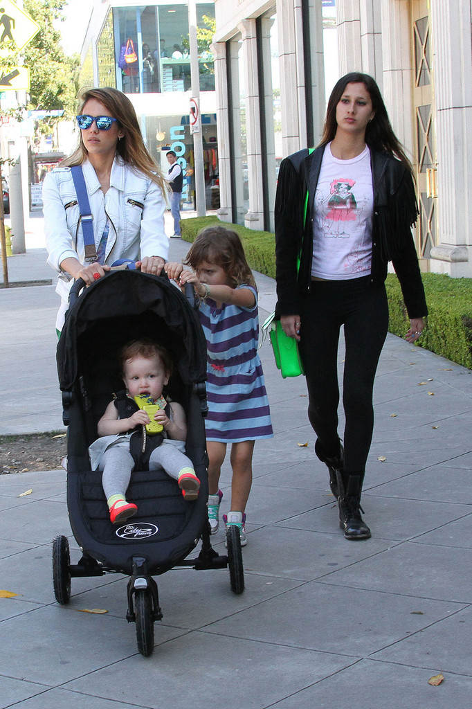 Джессика Альба. Джессика Альба с дочками покидает ресторан Le Pain Quotidien - ЛА, 30 марта, 2013