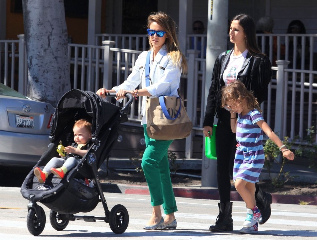 Джессика Альба. Джессика Альба с дочками покидает ресторан Le Pain Quotidien - ЛА, 30 марта, 2013