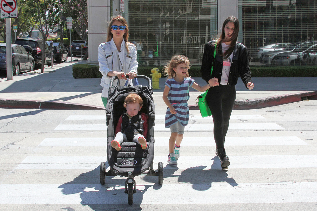 Джессика Альба. Джессика Альба с дочками покидает ресторан Le Pain Quotidien - ЛА, 30 марта, 2013