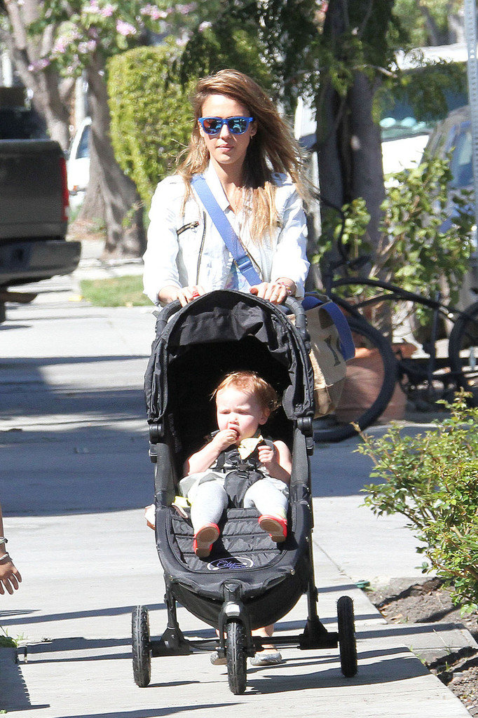 Джессика Альба. Джессика Альба с дочками покидает ресторан Le Pain Quotidien - ЛА, 30 марта, 2013