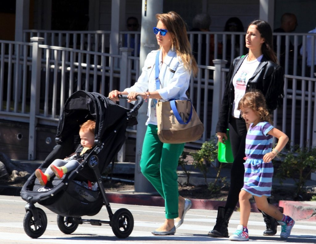 Джессика Альба. Джессика Альба с дочками покидает ресторан Le Pain Quotidien - ЛА, 30 марта, 2013