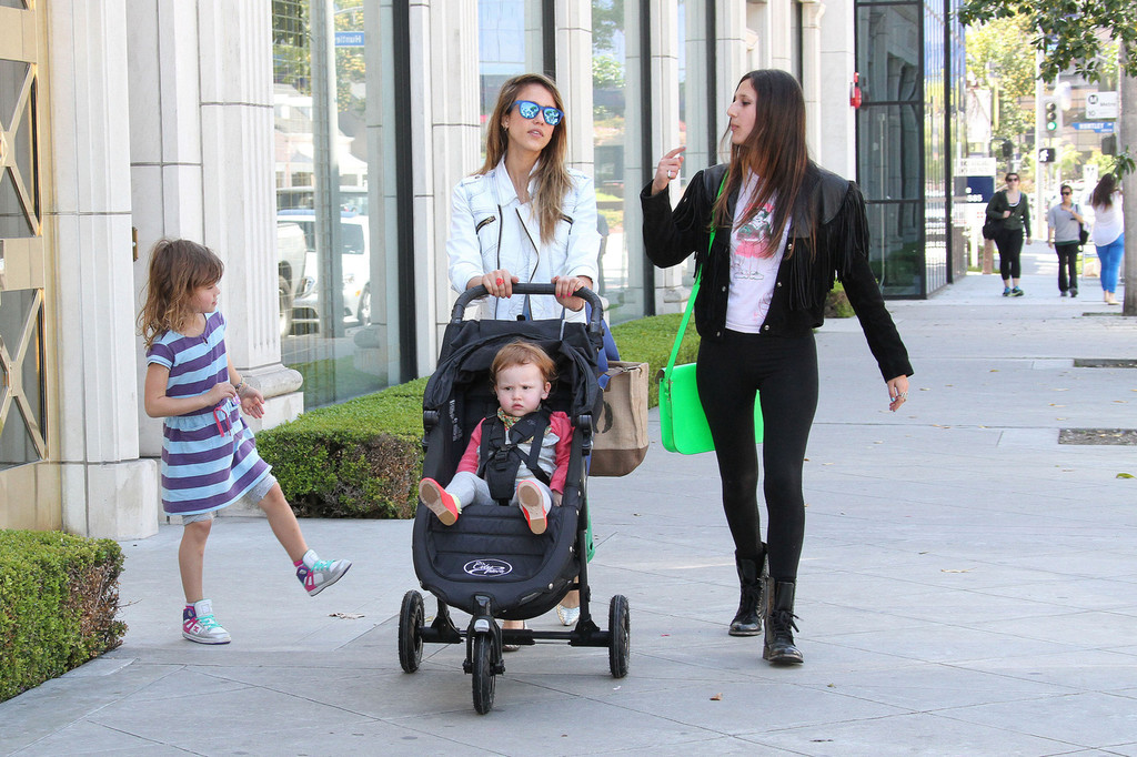 Джессика Альба. Джессика Альба с дочками покидает ресторан Le Pain Quotidien - ЛА, 30 марта, 2013