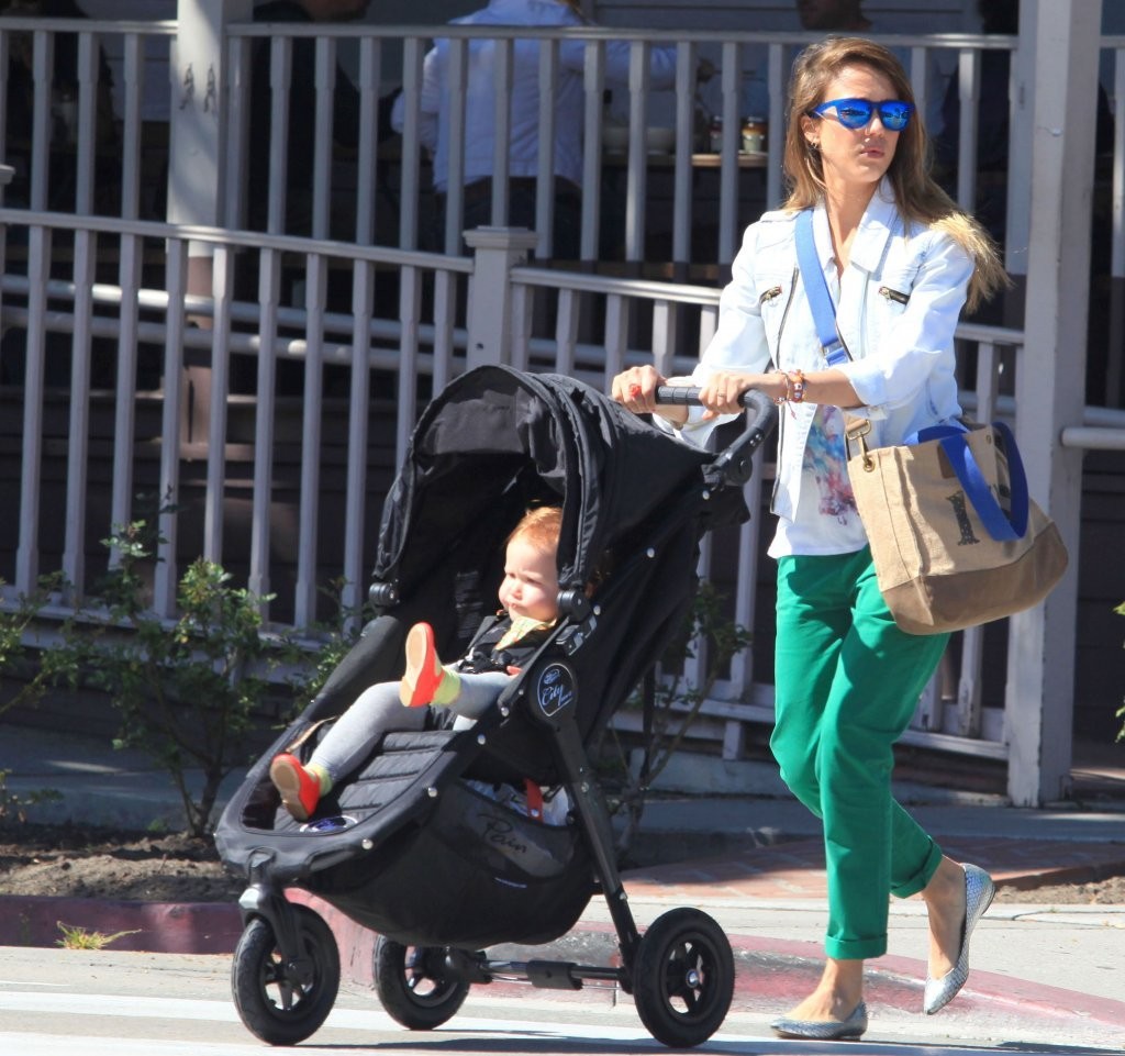 Джессика Альба. Джессика Альба с дочками покидает ресторан Le Pain Quotidien - ЛА, 30 марта, 2013