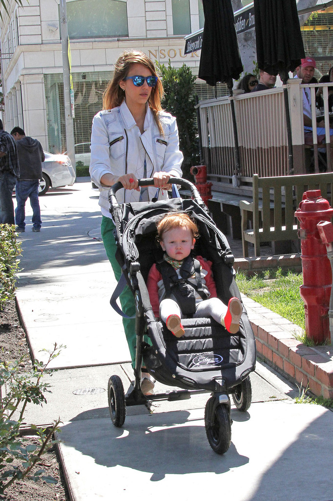 Джессика Альба. Джессика Альба с дочками покидает ресторан Le Pain Quotidien - ЛА, 30 марта, 2013