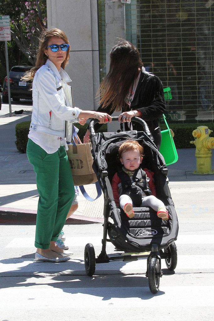 Джессика Альба. Джессика Альба с дочками покидает ресторан Le Pain Quotidien - ЛА, 30 марта, 2013