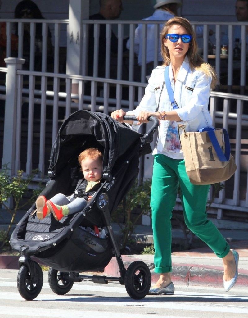 Джессика Альба. Джессика Альба с дочками покидает ресторан Le Pain Quotidien - ЛА, 30 марта, 2013