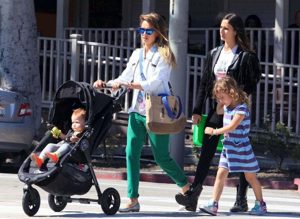 Джессика Альба. Джессика Альба с дочками покидает ресторан Le Pain Quotidien - ЛА, 30 марта, 2013