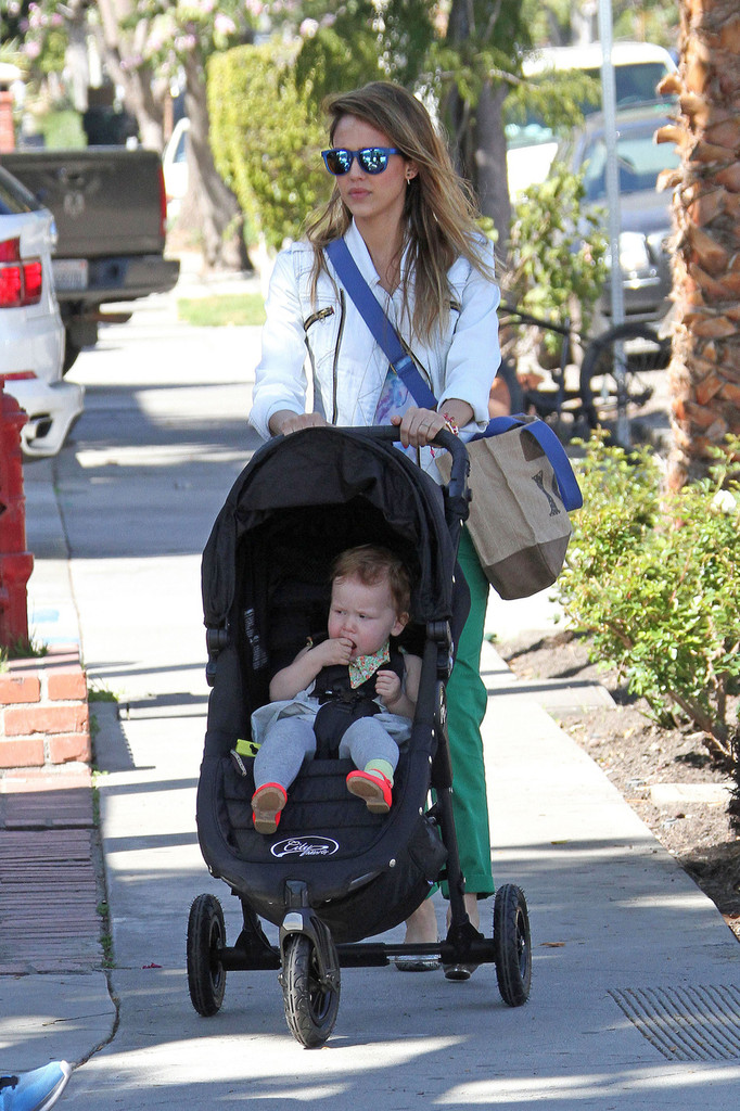 Джессика Альба. Джессика Альба с дочками покидает ресторан Le Pain Quotidien - ЛА, 30 марта, 2013