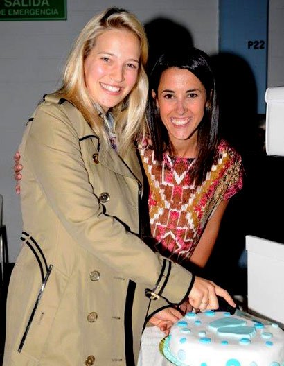 Луисана Лопилато. Луисана с коллегами по сериалу "В терапии" на празднике "Baby Shower"