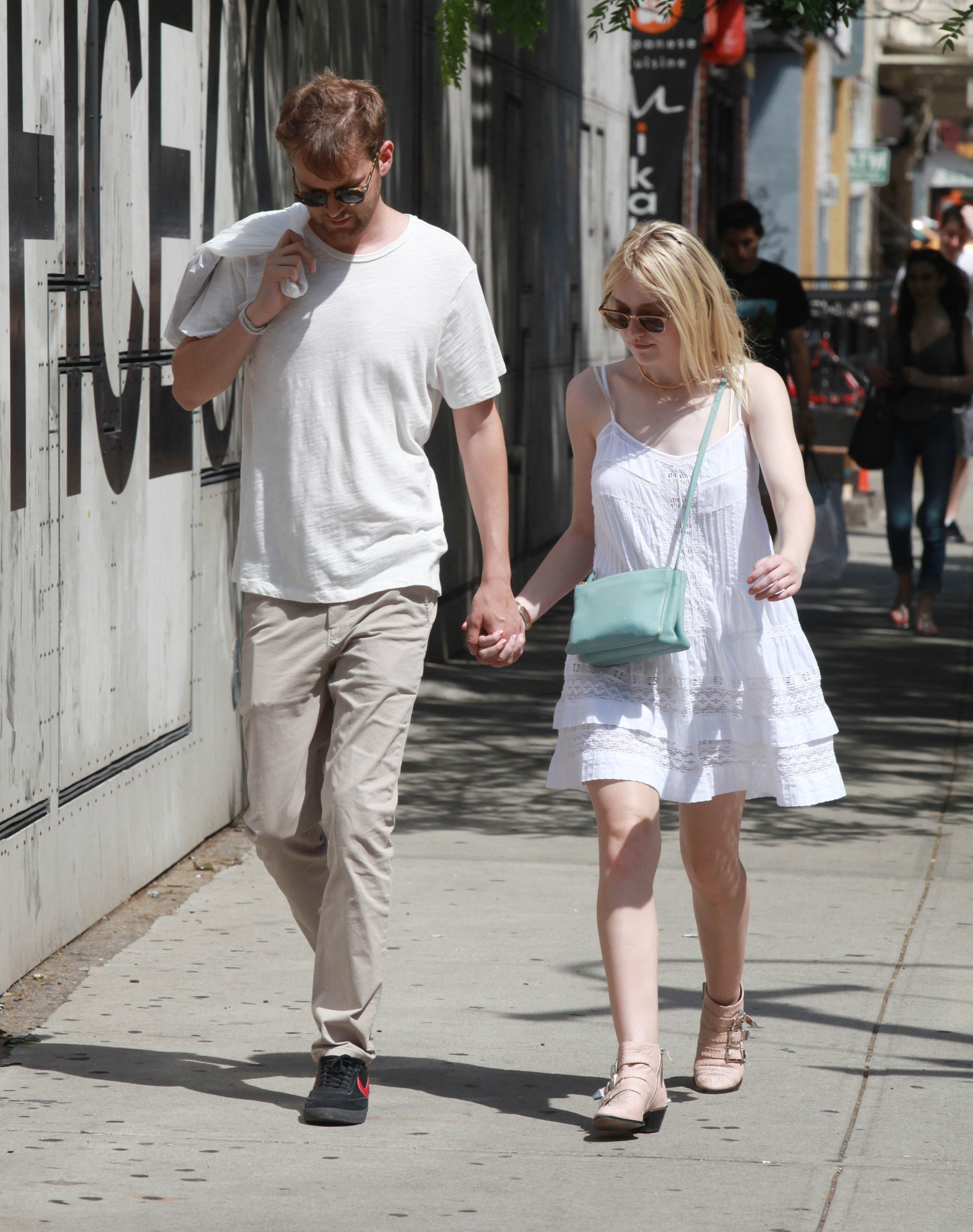 Дакота Фаннинг. Того же дня папарацци снова удалось поймать Дакоту и Джейми в Нью-Йорке.