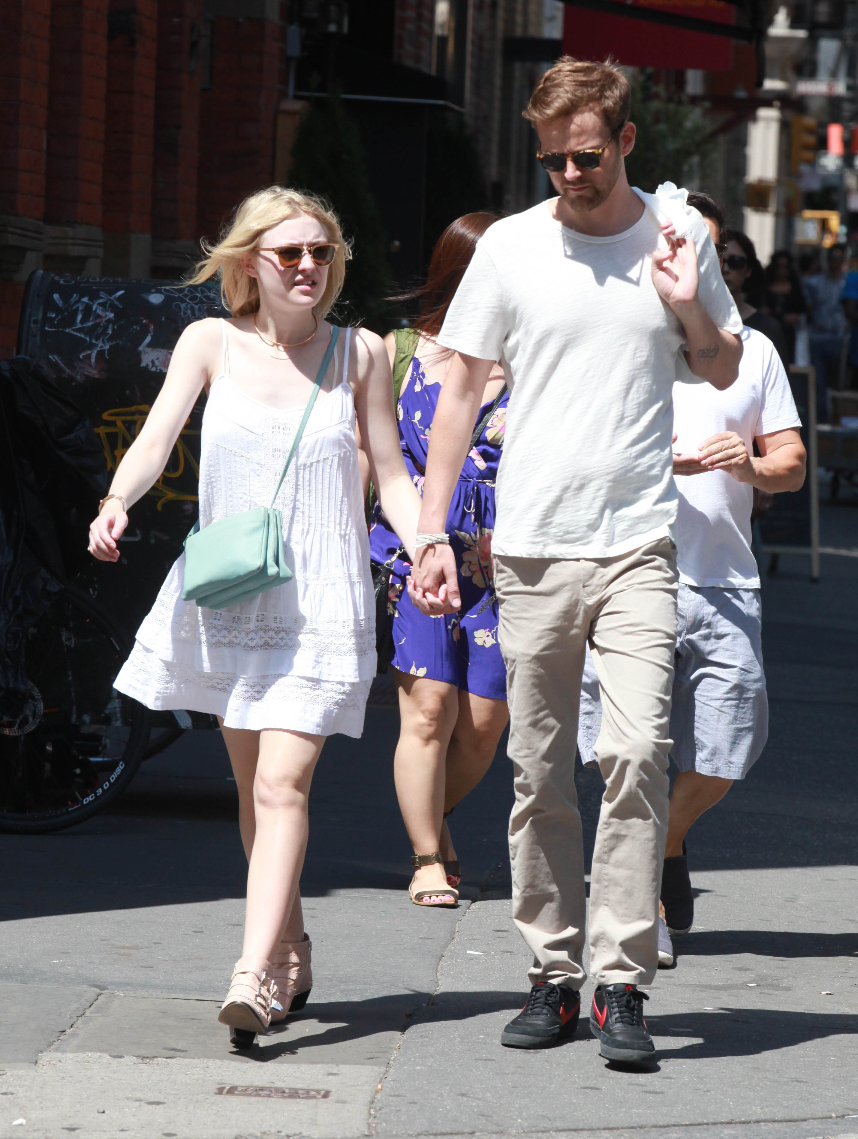 Дакота Фаннинг. Того же дня папарацци снова удалось поймать Дакоту и Джейми в Нью-Йорке.