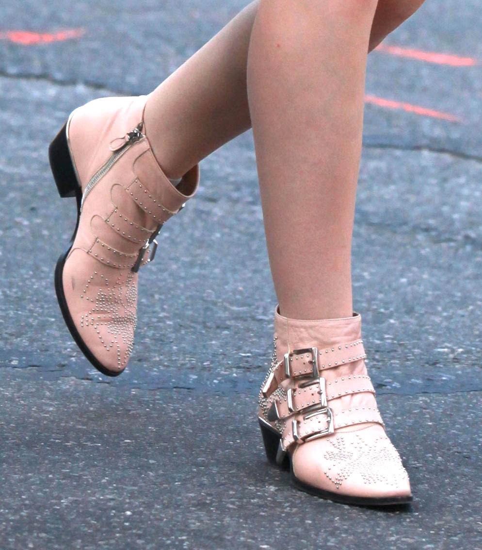 Дакота Фаннинг. Того же дня папарацци снова удалось поймать Дакоту и Джейми в Нью-Йорке.