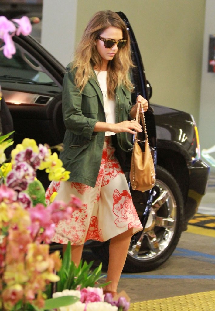 Джессика Альба. Джессика Альба закупается в "Whole Foods"