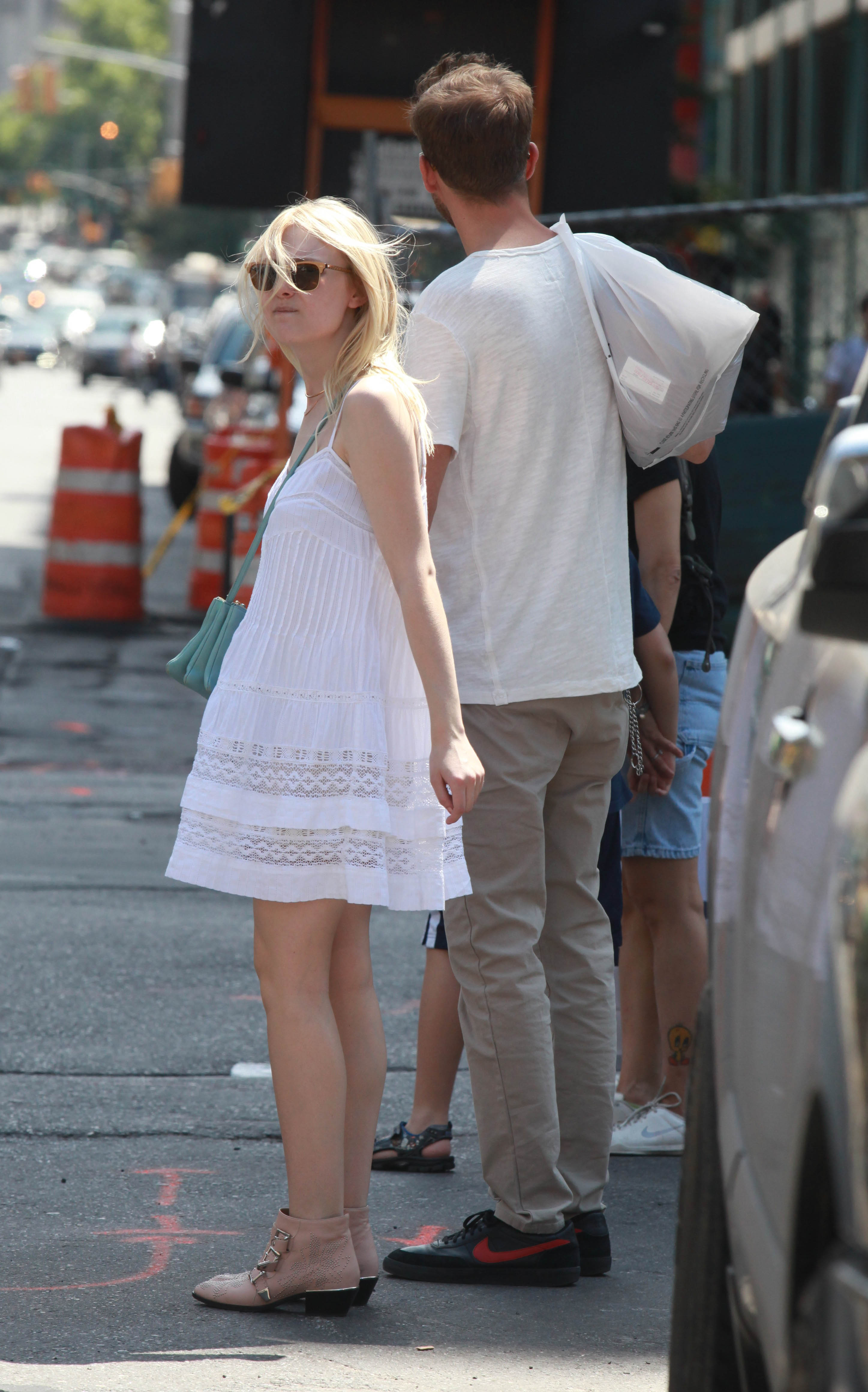 Дакота Фаннинг. Того же дня папарацци снова удалось поймать Дакоту и Джейми в Нью-Йорке.