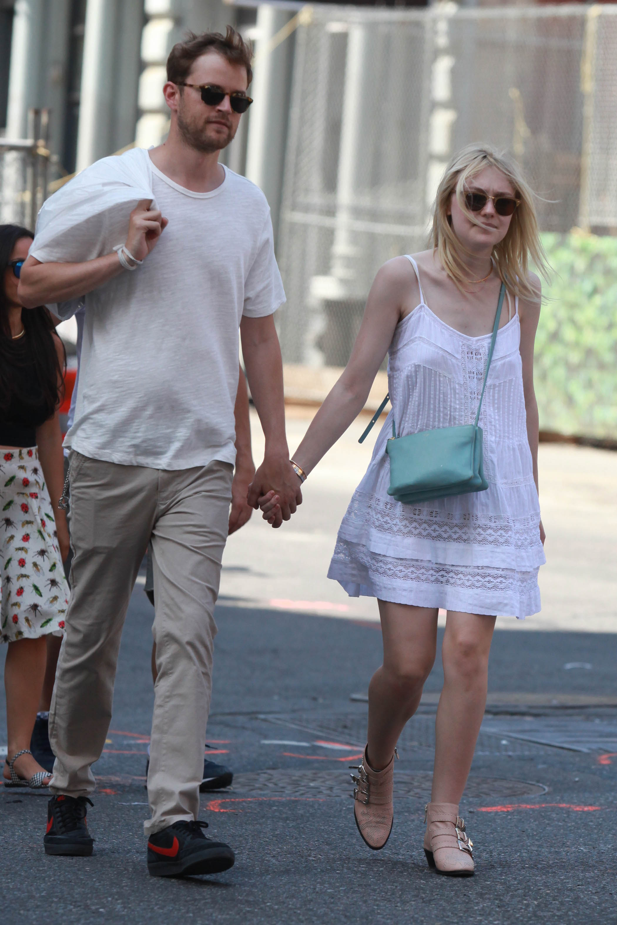 Дакота Фаннинг. Того же дня папарацци снова удалось поймать Дакоту и Джейми в Нью-Йорке.