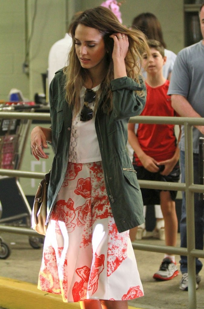 Джессика Альба. Джессика Альба закупается в "Whole Foods"